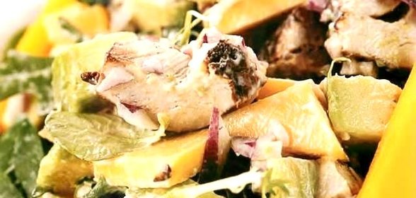 Салат из копченого цыпленка с манго и авокадо