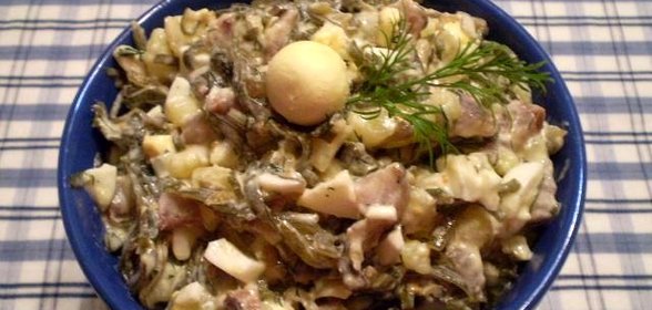 Салат с морской капустой и перепелиными яйцами