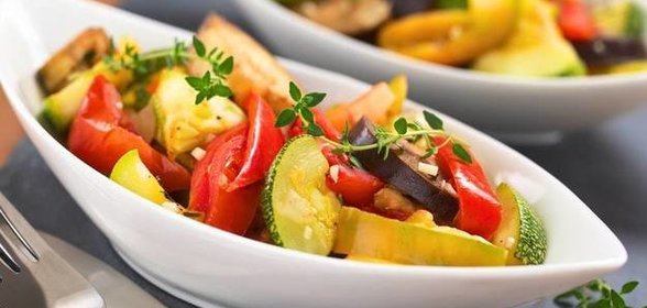 Овощное рагу с чесноком и перцем