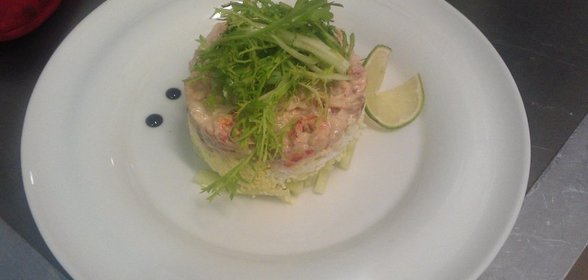 Салат с креветками и раковыми шейками