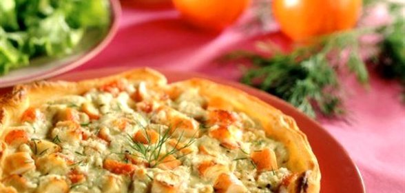 Пирог с крабовыми палочками и брынзой