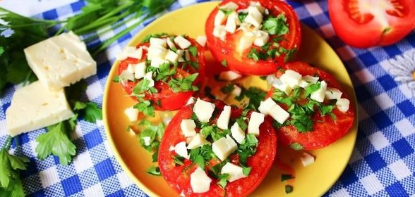 Жареные помидоры с чесноком и сыром
