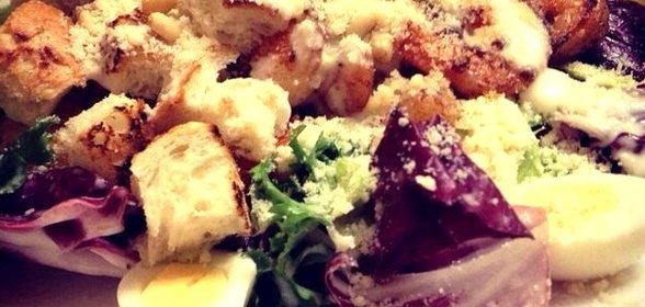 Салат «Цезарь» с креветками и перепелиными яйцами