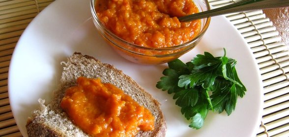 Икра кабачковая с томатной пастой и чесноком