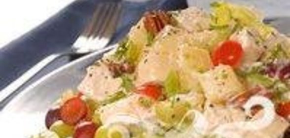 Куриный салат с виноградом, орехами и каперсами