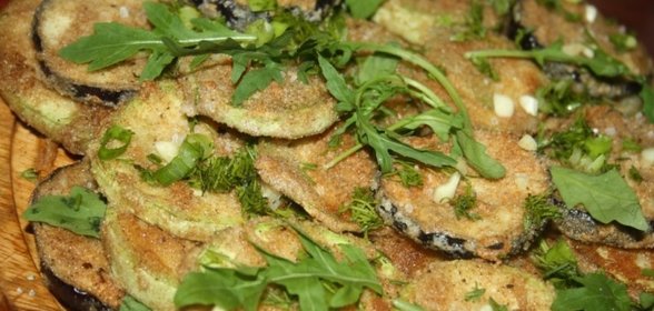 Ассорти из кабачков и баклажанов в цельнозерновой муке с чесноком и рукколой