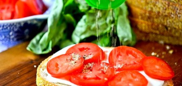 Бутерброды с помидорами и чесноком
