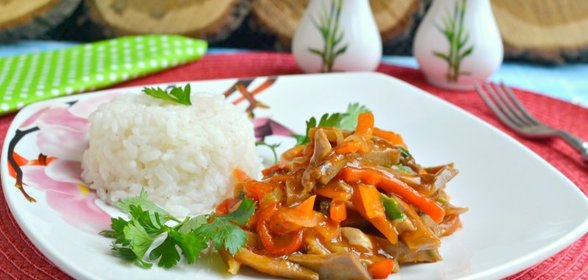 Свиной язык с овощами в томатно-соевом соусе по-китайски