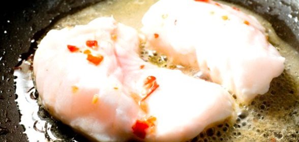 Морской черт по‑американски с помидорами, коньяком и белым вином