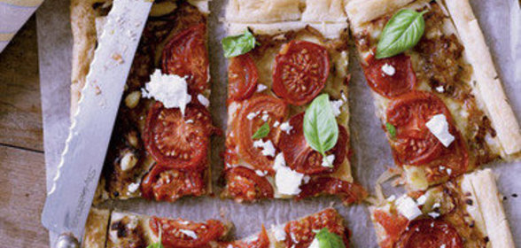 Пирог с помидорами и карамелизованным луком