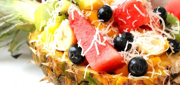 Фруктовый салат в ананасе