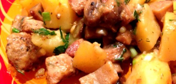 Тушеная свинина с шампиньонами и картофелем