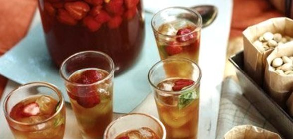 Летний холодный чай с клубникой