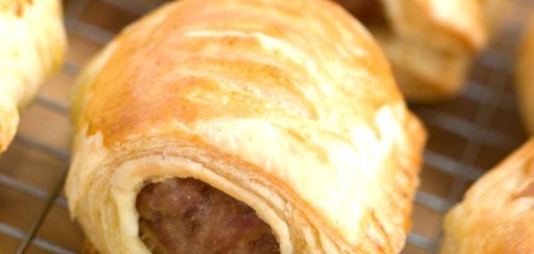 Маленькие сосиски в полосках слоеного теста