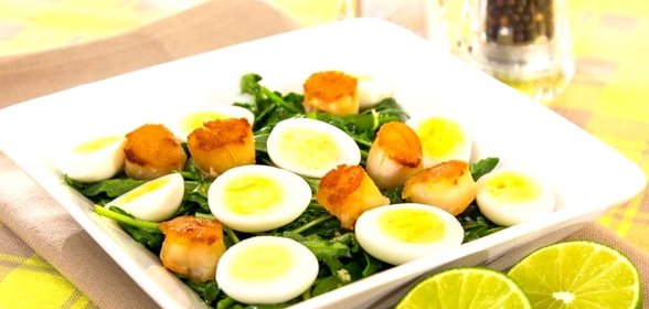 Салат с морскими гребешками и рукколой