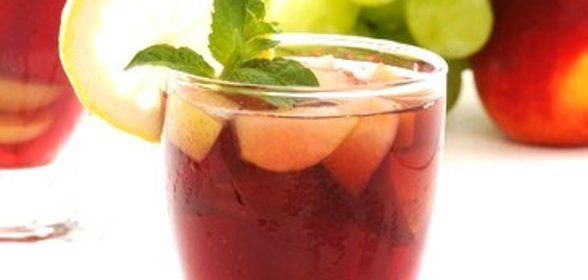 Сангрия из красных яблок и цитрусов
