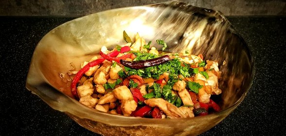 Тайский салат из курицы с кешью