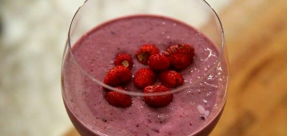 Ягодный коктейль с йогуртом и миндалем
