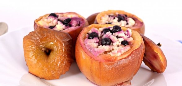 Яблоки печеные с творогом, медом и черникой