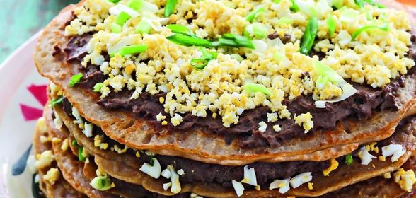 Блинный пирог с яйцами и печенкой