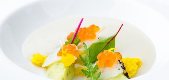 Крем-суп из цветной капусты и лайма с треской и икрой