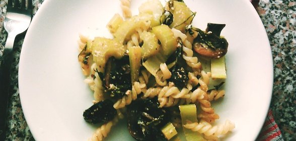 Салат с макаронами, сельдереем и грибами