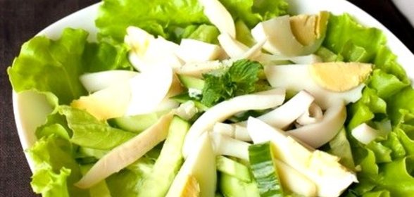 Салат с кальмарами и огурцом
