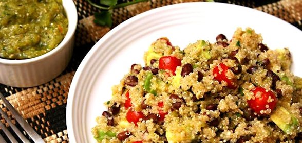 Салат с фасолью, квиноа и томатилло