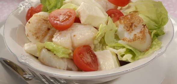 Салат с морскими гребешками