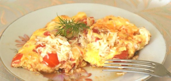 Болтунья с помидорами и сыром