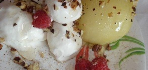Горячая груша в сиропе с мороженным