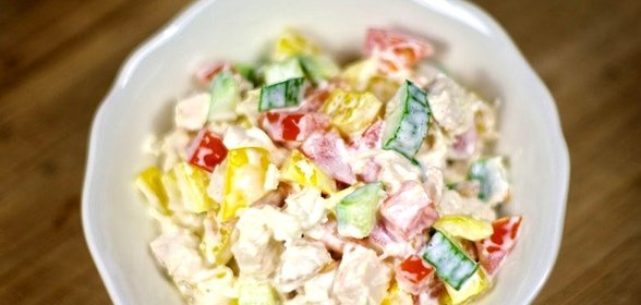 Салат с курицей и овощами