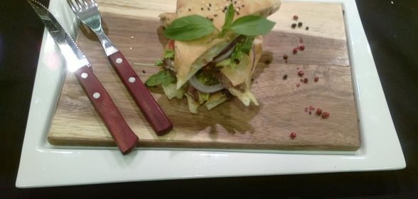 Пита с сыром и салатом микс