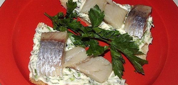 Бутерброды с рыбой и зеленым маслом