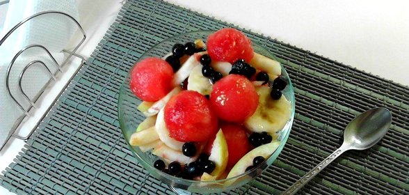 Сладкий салат из фруктов и ягод с медом