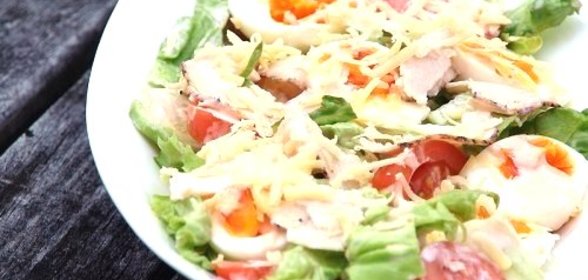 Свежий салат с курицей и яйцами