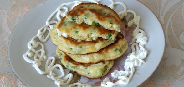 Оладьи с луком и яйцом