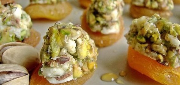 Закуска из кураги, козьего сыра и фисташек