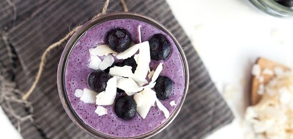 Смузи с черникой, кокосом и лаймом