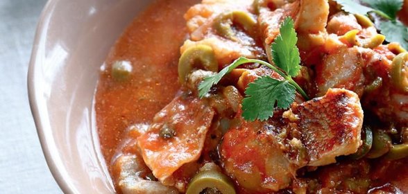 Рагу из морского окуня с оливками и каперсами