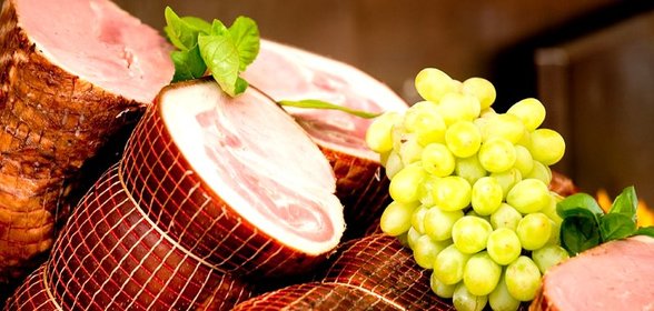 Салат с виноградом и ветчиной