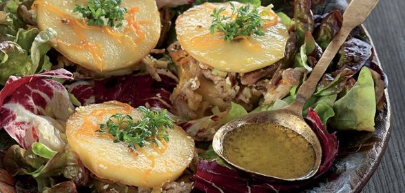 Теплый салат из цесарки с жареными яблоками