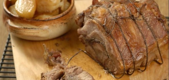 Свиной окорок, фаршированный луком и шалфеем