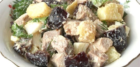 Салат с мясом и черносливом