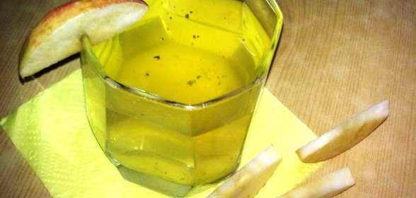 Компот с яблоками и травами