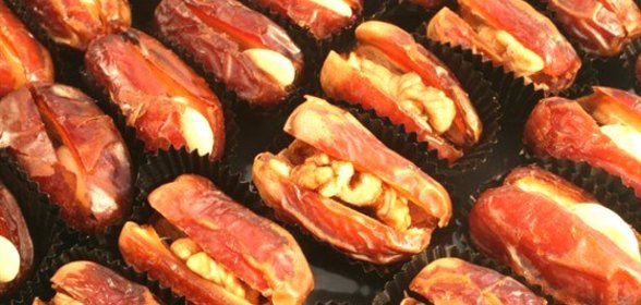Фаршированные сыром бри финики с грецкими орехами и кленовым сиропом