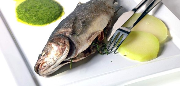 Морской окунь с виноградом, чесноком, луком и лимоном