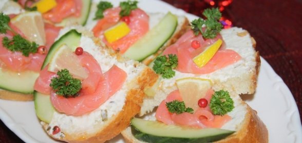 Праздничные бутерброды с лососем и творожным сыром
