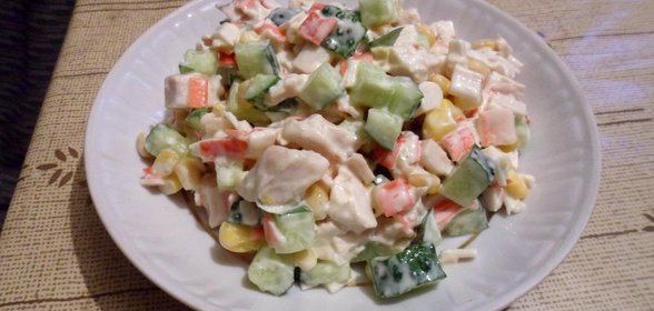 Куриный салат с крабовыми палочками и кукурузой