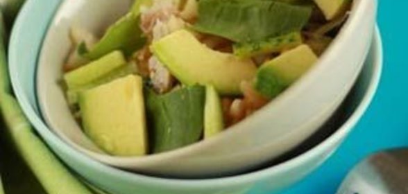 Салат из авокадо и курицы